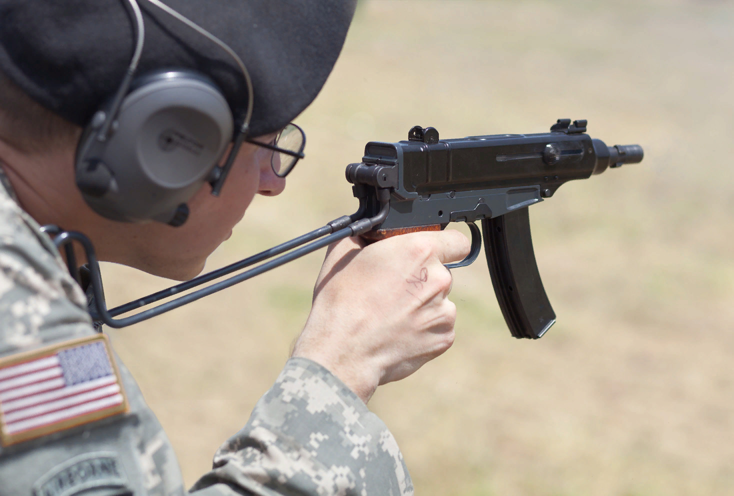 Пистолет-пулемет "Скорпион" Šcorpion vz. 61 у американского военного